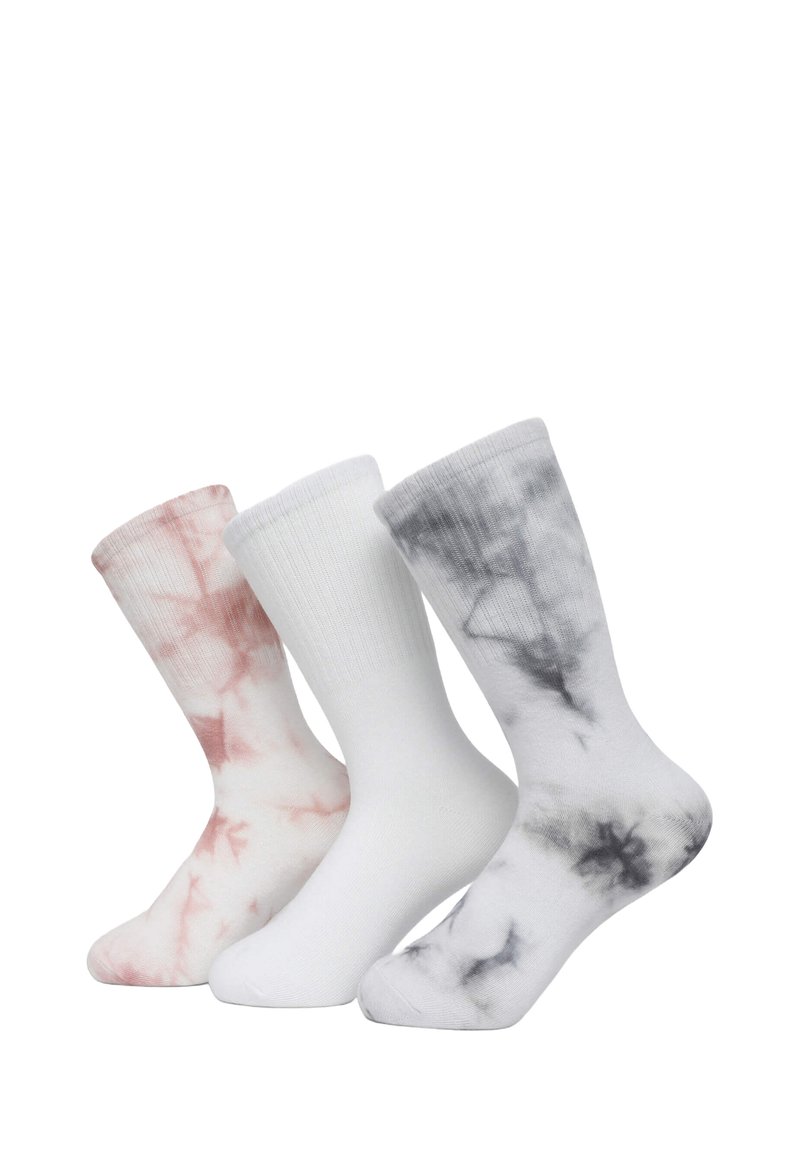 Trzy pary skarpetek załogowych: jedna w różowym tie-dye, jedna w jednolitym białym kolorze, i jedna w szarym tie-dye, z prążkowanymi mankietami i miękkim materiałem.