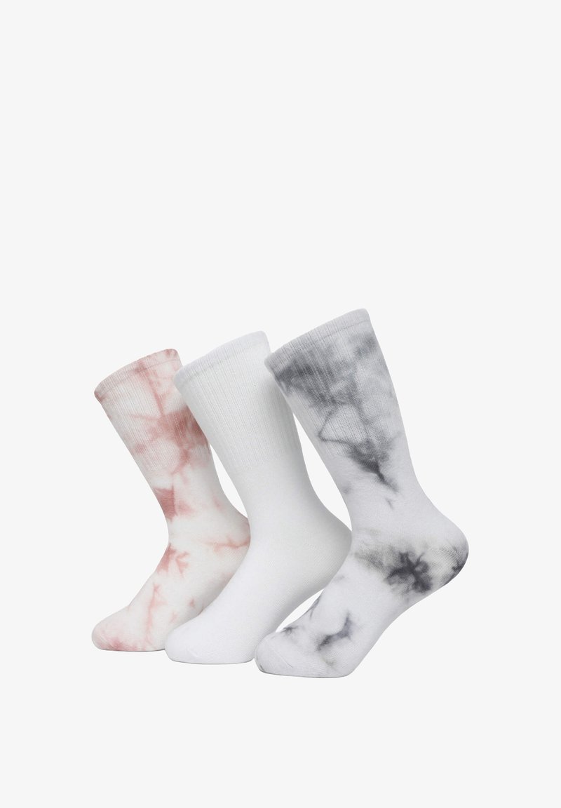 Trzy pary skarpetek załogowych: jedna w różowym tie-dye, jedna w jednolitym białym kolorze, i jedna w szarym tie-dye, z prążkowanymi mankietami i miękkim materiałem.