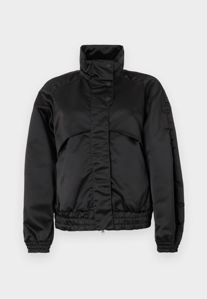 Schwarze gepolsterte Jacke mit hohem Kragen, Druckknöpfen, elastischen Bündchen und tailliertem Saum. Glatte Textur und minimalistisches Design.