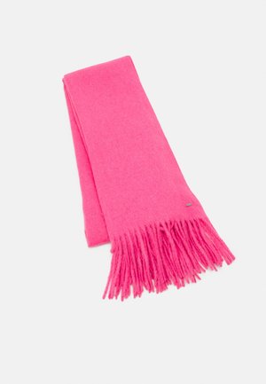 Écharpe en laine rose vif pliée avec de longues franges à une extrémité et une petite étiquette de marque en métal près des franges sur un fond blanc.