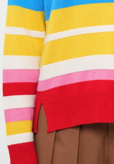 Maglione lavorato a maglia con righe orizzontali in blu, giallo, rosa, bianco e rosso. Orlo a costine con fessure laterali. Texture morbida.
