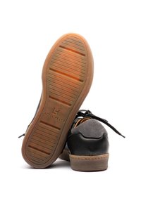 Scarpe da uomo in pelle nera con accenti in suede grigio, dotate di una suola in gomma con grip testurizzato. Logo sulla suola esterna. Design tradizionale con lacci.