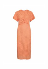 Robe midi tricotée en corail avec des manches courtes, un design à l'avant torsadé et un motif géométrique texturé sur l'ensemble.