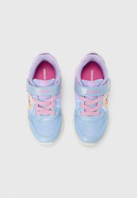 Hele sinised vabaajajalanõud sünteetilisest pealsest materjalist, roosade paeltega, Velcro kinnitusega ja tegelase graafikuga küljel; kogu jalatsil on tekstuuriga kangast detailid.