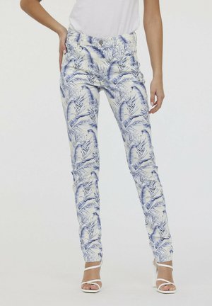 Pantalons en tissu blanc avec un motif de feuilles de palmier bleues, présentant une coupe ajustée, des passants de ceinture, des poches avant et une fermeture éclair.
