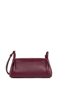 Borsa a mano in pelle bordeaux con finitura texture, forma rettangolare, manico corto e accenti laterali triangolari per stabilità.