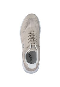 Scarpa da ginnastica beige con tomaia in mesh, collo imbottito e suola bianca. Caratterizzata da chiusura con lacci e dettaglio del logo sul lato. Design leggero.