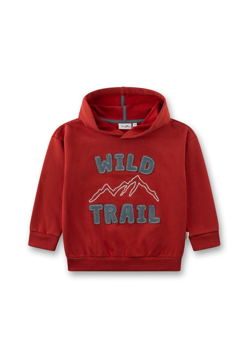 Rote Baumwollkapuzenjacke mit einem vorderen "WILD TRAIL" Grafik, die Bergkonturen zeigt. Lange Ärmel und eine Kordelzugkapuze. Weiche Textur.