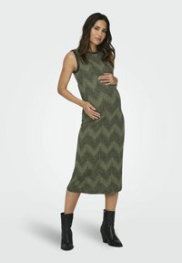 Kelianti iki, alyvuogių spalvos su bangų raštu, gofruota tekstūra, be rankovių dizainas ir juodas apykaklė, derinama su juodomis kulkšnies botais.