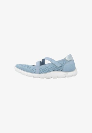 Baskets Mary Jane en mesh respirant bleu clair avec semelle blanche flexible et bride réglable sur le dessus.