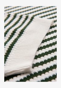 Vybráno, olive and white