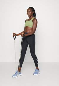 Nike Performance BRA - Sutiã desportivo de suporte médio - alligator/white