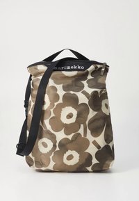 Braune und beige Stofftasche mit Blumenmuster, Reißverschluss, schwarzem Markenlogo und verstellbarem Riemen. Verjüngte Form mit weicher Textur.