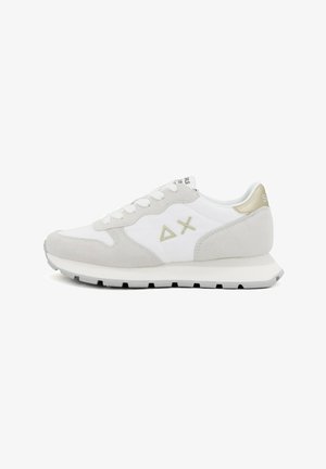 Sneaker bianche e grigie realizzate con materiali in suede e rete, con punta arrotondata, chiusura con lacci, dettagli dorati e suola in gomma testurizzata.
