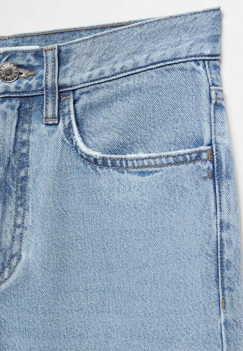 Hellblaue Jeans aus Denim mit einem klassischen Fünf-Taschen-Design, sichtbaren Nähten und einem Kupferknopfverschluss an der Taille.