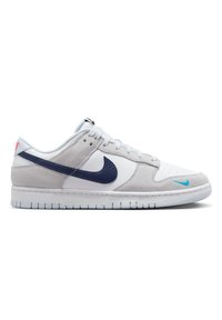 Nike Dunk Low sneakers med en vit skinnöverdel och grå mockaaccents, marinblå swoosh och ljusblå detaljer på tån.