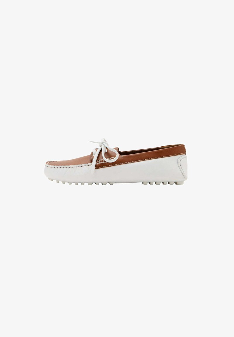 Mocassin en cuir marron et blanc avec lacets blancs et semelle en caoutchouc texturée pour une bonne adhérence, présenté de côté sur fond blanc.