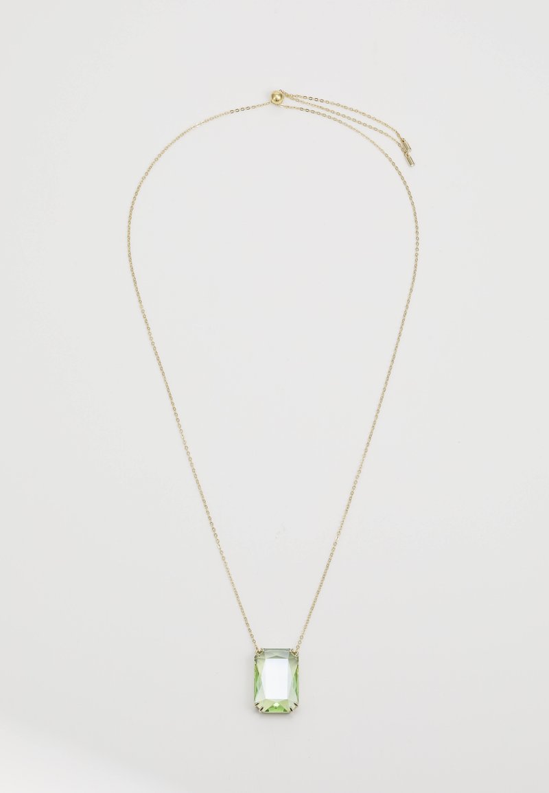 Delikatna zlatna ogrlica s pravokutnim privjeskom od svjetlozelenog dragog kamena na bijeloj pozadini.