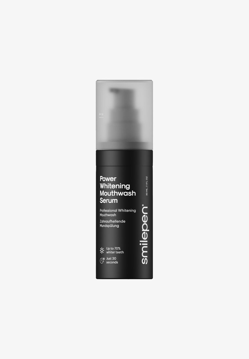 Schwarze zylindrische Flasche mit einem matten klaren Pumpenkopf, beschriftet mit "Power Whitening Mundspülung Serum", 30 mL. Verfügt über ein minimalistisches Design und Text.