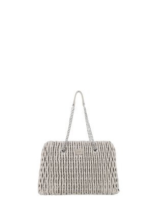 Borsa grigia con una texture trapuntata, catene argentate e forma rettangolare. Presenta una placca con logo sul davanti.