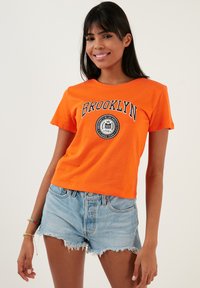 LELA Trükipildiga T-särk - orange