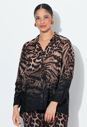 Chemisier imprimé léopard avec des tons noirs et marron, manches longues, fermeture à boutons à l'avant et coupe décontractée. Tissu doux avec une texture soyeuse.