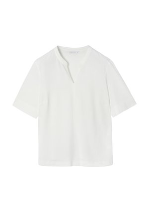 Camisa blanca de manga corta con escote en V y textura suave. Presenta un corte relajado y mangas enrolladas, apta para un uso casual.