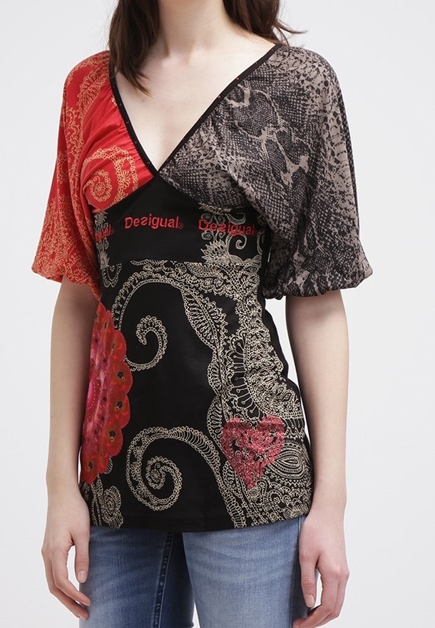 Top Multicolor de Desigual con escote en V profundo, base negra, mangas estampadas en rojo y gris, y diseños y acentos dorados intrincados.