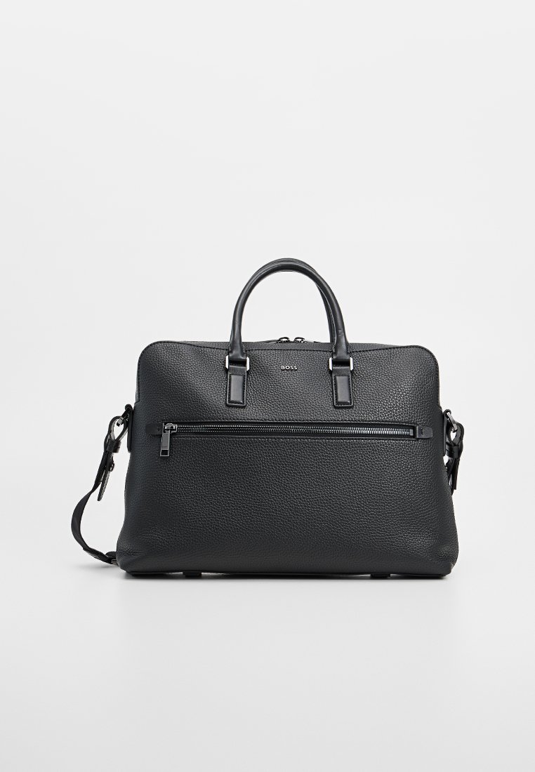 Malette en cuir noir texturé avec doubles poignées, poche zippée à l'avant, bandoulière amovible et petit logo "BOSS" au centre avant.