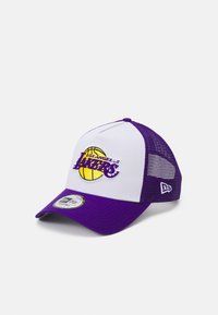 La casquette des Los Angeles Lakers présente un avant blanc, des côtés en mesh violet et un logo de basketball jaune avec du texte violet.