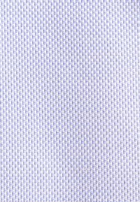 Gros plan d'un tissu tissé serré avec un petit motif à carreaux en fils bleu clair et blanc.
