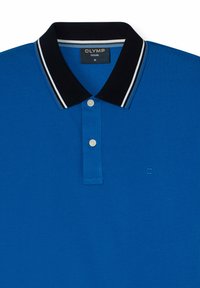 Polo blu con colletto nero caratterizzato da strisce bianche, tre bottoni e un emblema sul petto. Realizzato in un tessuto texturizzato.