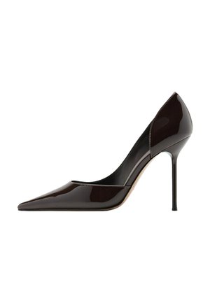Escarpin à talon aiguille en cuir verni noir, à bout pointu, présentant une finition lisse et brillante avec un talon fin.