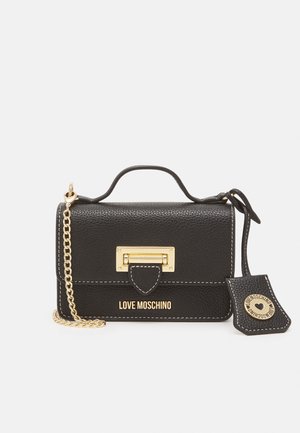 Zwarte, getextureerde leren handtas met gouden kettingband, gouden sluiting, "LOVE MOSCHINO"-logo en een bevestigd leren label met hartsdetail.