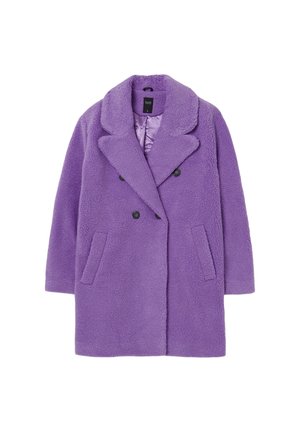Cappotto viola doppiopetto con una texture morbida, rever a punta e due tasche frontali. L'interno è foderato in un tessuto liscio.