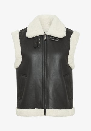 Gilet en cuir noir avec un col en fausse fourrure crème, fermeture éclair à l'avant et poches latérales. Présente des accents de boucle sur la fermeture.