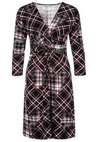 Robe longue aux manches longues à motif à carreaux noir, blanc et bordeaux, avec un détail de nœud torsadé à la taille.
