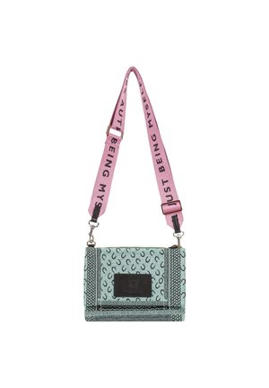 Lille rektangulær teal-mønstret crossbody taske med en bred pink rem, der har "JUST BEING MYSELF" skrevet med sorte bogstaver.