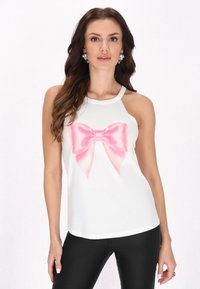 Fehér ujjatlan felső, nagy rózsaszín masnival a közepén, sima anyagból készült, követi a test vonalát.