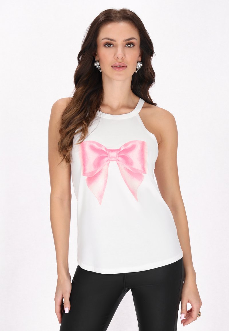 Fehér ujjatlan felső, nagy rózsaszín masnival a közepén, sima anyagból készült, követi a test vonalát.