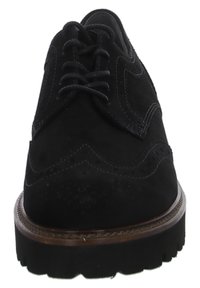 Scarpe di nappa nere con lacci, dettagli brogue, punta arrotondata e suola in gomma marrone con un motivo testurizzato e cuciture a contrasto.