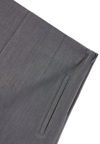 Pantaloni grigi su misura con una texture liscia, dotati di tasca laterale e davanti piatto. Il tessuto ha una leggera lucentezza ed è resistente alle pieghe.