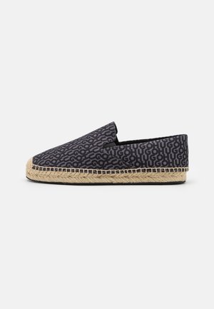Espadrille noire à enfiler avec semelle tissée beige et motif texte répétitif "HUGO" sur toute la tige en tissu.