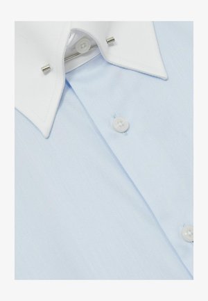 Chemise à rayures bleu clair avec un col blanc rigide, fermeture à bouton et languettes de col argentées. Les boutons sont ronds et blancs.