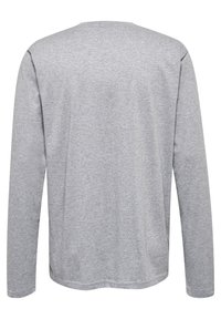 Maglietta grigia a maniche lunghe realizzata in morbido tessuto misto cotone. Presenta un collo rotondo e un design semplice senza motivi o accenti.