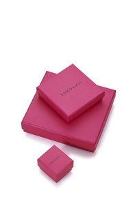 Tre scatole regalo rosa di varie dimensioni impilate, con una superficie liscia e il marchio in rilievo "YOKOAMii" sui coperchi.