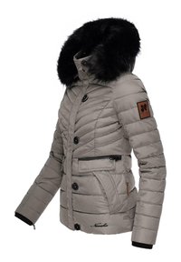 Harmaa puhvijakku mustalla tekoturkishupulla, tilkkutäkki-designilla, etupuolella taskuilla, nappeilla ja logopatchilla hihassa.