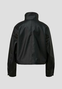 Veste en cuir noir avec col haut, manches longues et couture arrière droite sur un fond gris uni.