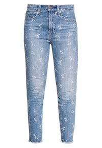Jeans de mezclilla azul claro con estampado floral, ajustados, de cintura media, diseño de cinco bolsillos y con dobladillo deshilachado.