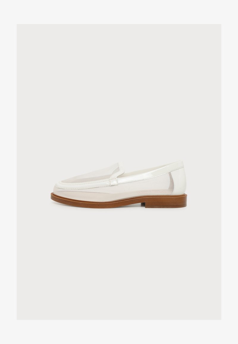 Mocassin blanc slip-on avec côtés en mesh translucide et semelle marron, présenté de profil sur un fond uni clair.